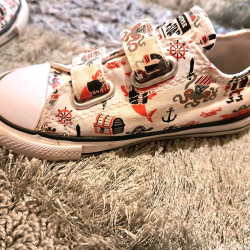 Converse All Star kids sneakers No25 like new with pirate design