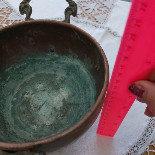 Меден съд употребяван с месингови орнаменти и фигури на лъв