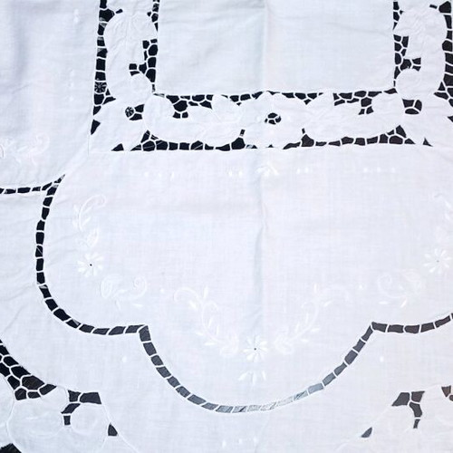 Cutwork tablecloth white like new
