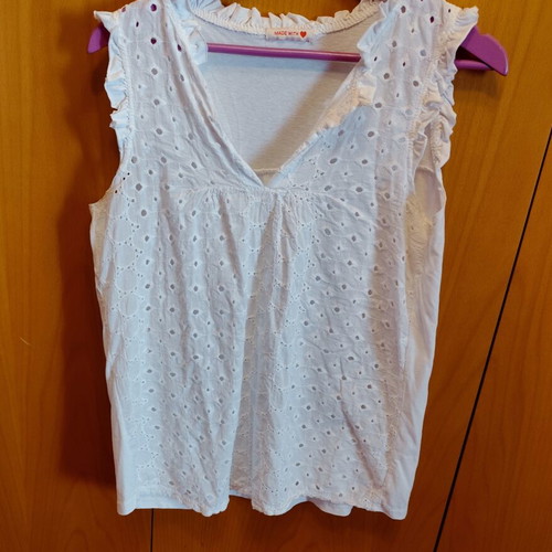 White Kipour blouse and green viscose shorts set, like new