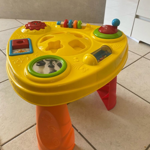 Interactive table like new with removable legs