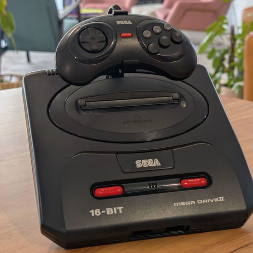 3D Printed Βάση Κονσόλας και Χειριστηρίου με Cable Management για Sega Genesis 2 - Megadrive 2 καινούργιο