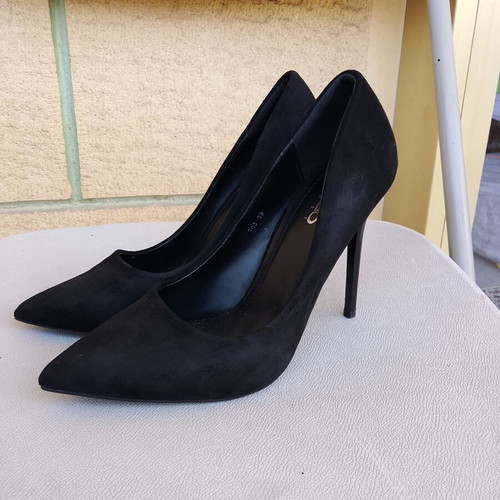 GoGo Shoes black suede pumps size 39 like new