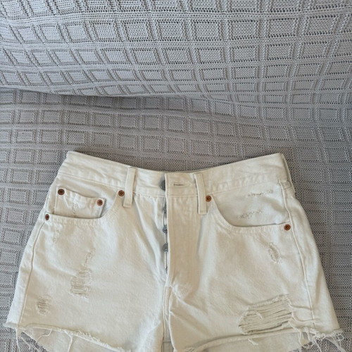 Levi’s white denim shorts new size W 26