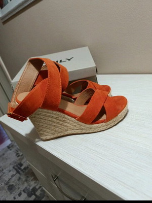 Only orange platform shoes new, size 38