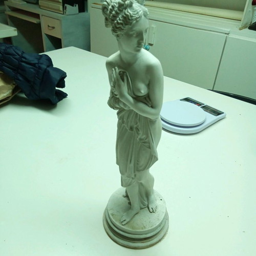 Statue of semi-nude bathing woman used, height 39cm