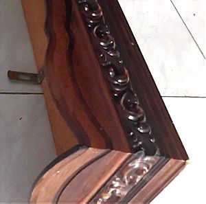 Κουρτινοξυλο 2.30cm παραδοσιακό ξύλινο με σκάλισμα και ράφι στο πάνω μέρος για διάφορα διακοσμητικά αντικείμενα Με διπλό σιδηροδρομο.Σε άριστη κατάσταση