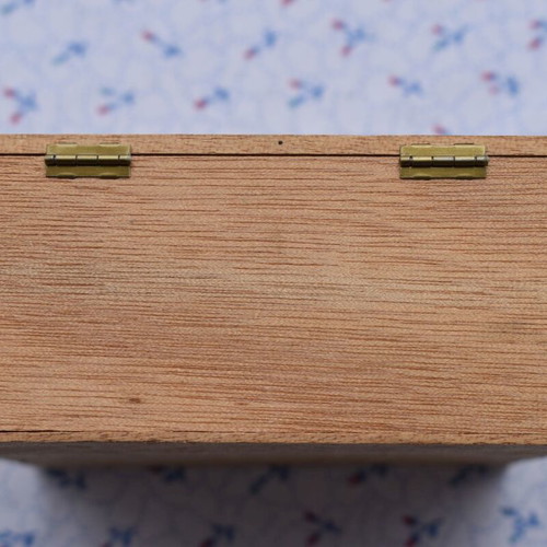 Small wooden cigarillo box Exoten Fehlfarben used