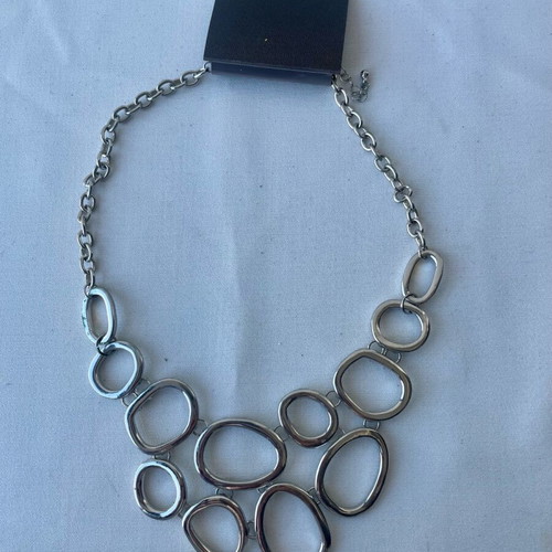 Daisy Fuentes necklace new, silver