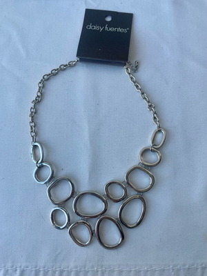 Daisy Fuentes necklace new, silver
