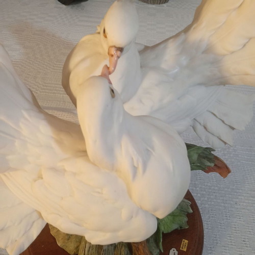Giuseppe Armani porcelain figurine vintage "Doves' Kiss"