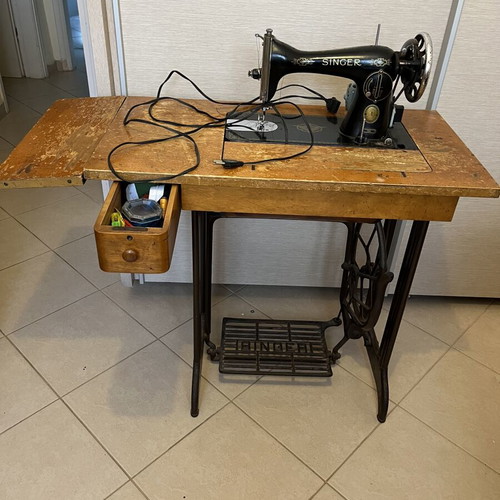 Singer Class15 Vintage Sewing Machine Used With Wooden Table