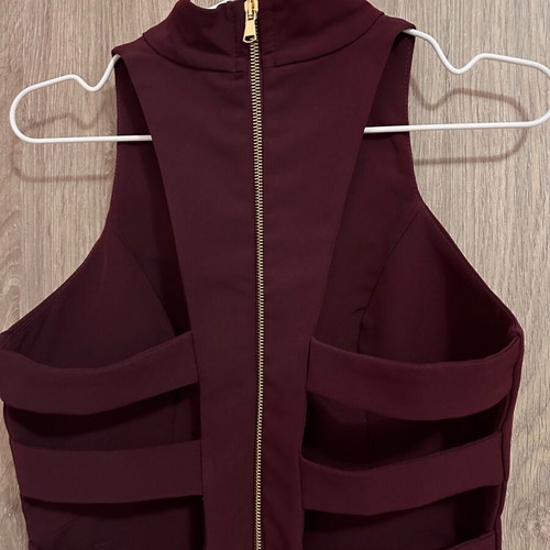 Bsb medium like new, burgundy with built-in cups
