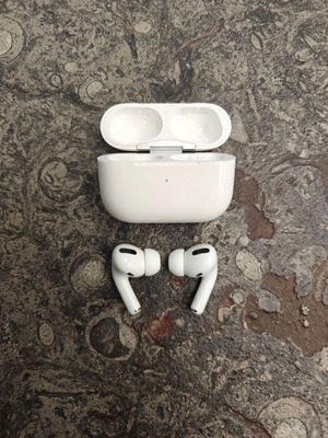 Apple AirPods 1 Pro earbuds