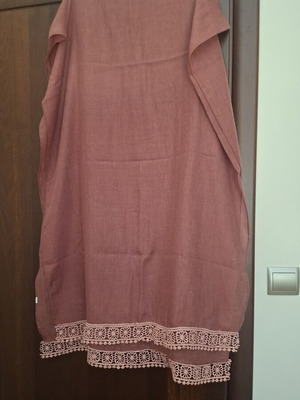 Scarf like new, apple rose color with detailed edging