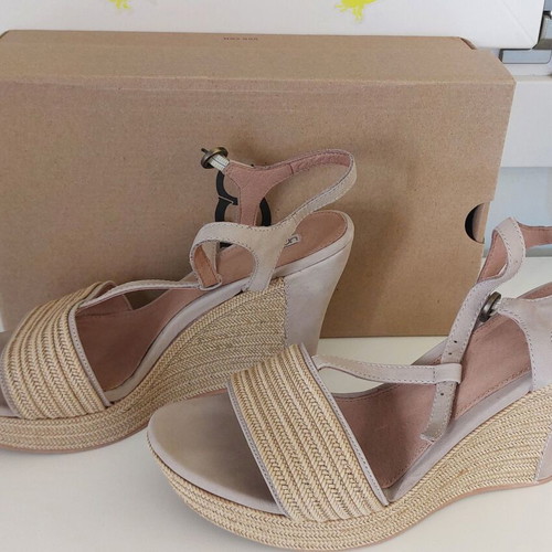 Ugg platforms size 41, like new, beige