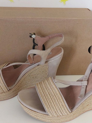 Ugg platforms size 41, like new, beige