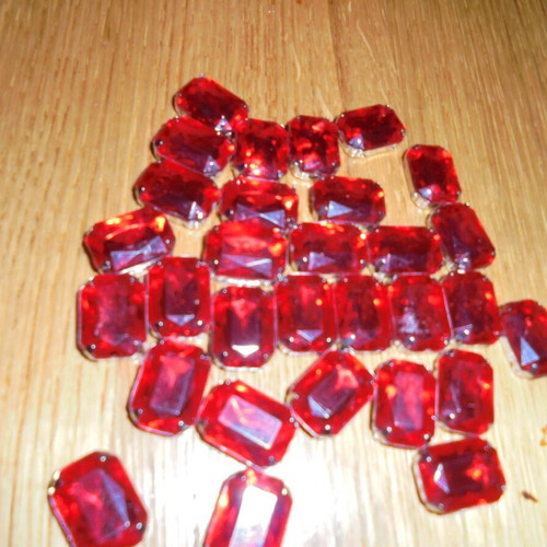 Set of 30 decorative red sewing stones like new