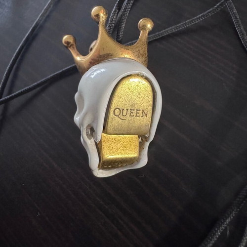 Skull necklace like new, white and gold