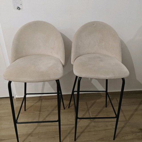 Bar stools cream with quilted back like new, set of 2