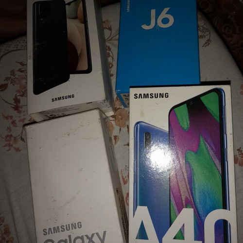 Samsung collectible phone boxes like new, set of 4