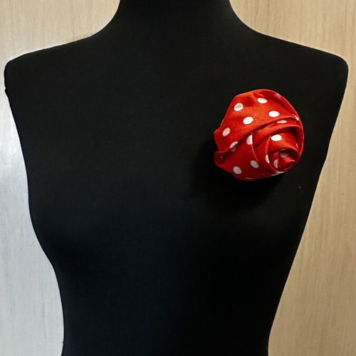 Rose-shaped brooch new, white and red