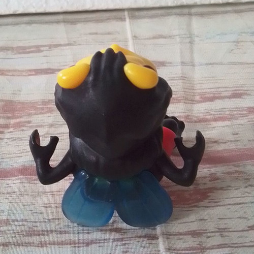 Kinder bee figure used, height 7 cm