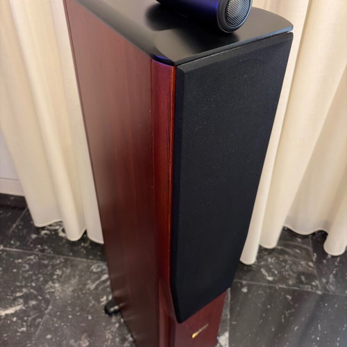 Roister Status 8 floor-standing speakers like new, solid beech wood