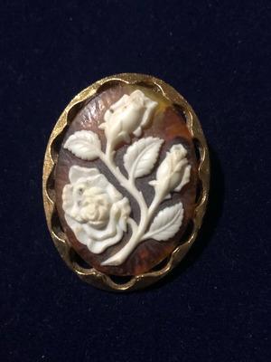 Клипс за шал с флорална камея от смола от 1960-те, употребяван