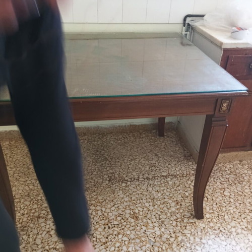 Table like new with glass in very good condition