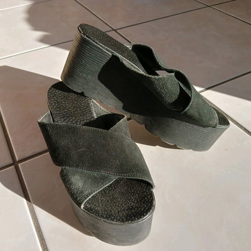 Labrini women's black suede platform slippers like new, size 37