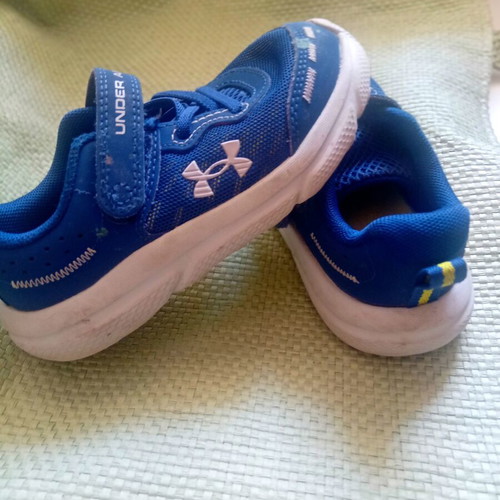 Under Armour kids shoes size 26, like new