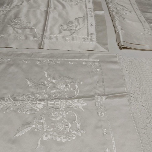 Silk dining set unused, dowry