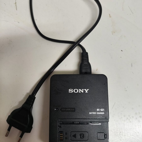Sony BC-QZ1 charger with NP-FZ100 battery like new