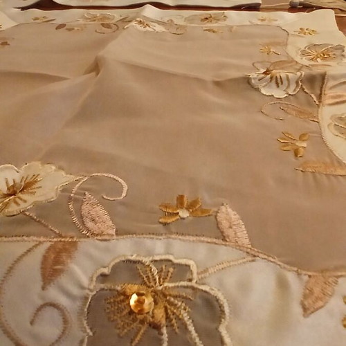 Table linens set like new, 7 pieces with embossed designs