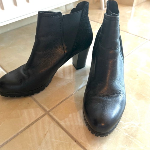 Caprice women's leather ankle boots black size 40 like new