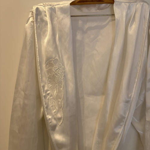 Satin home kimono white, like new, vintage with belt