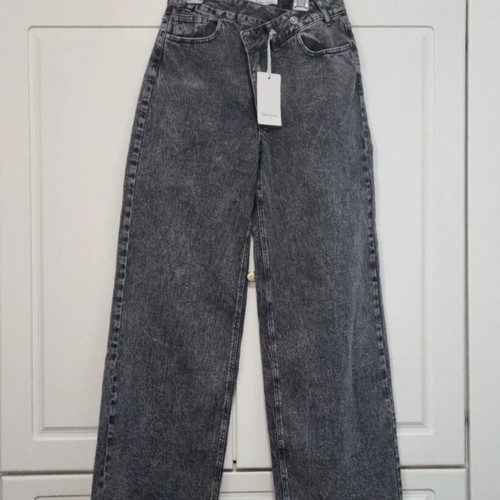 Grey jeans with crooked button, wide leg, size Medium