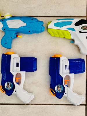 Jumbo water guns set of 4 like new