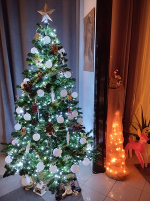 Christmas tree 2.10 m tall like new with dense rich PVC foliage