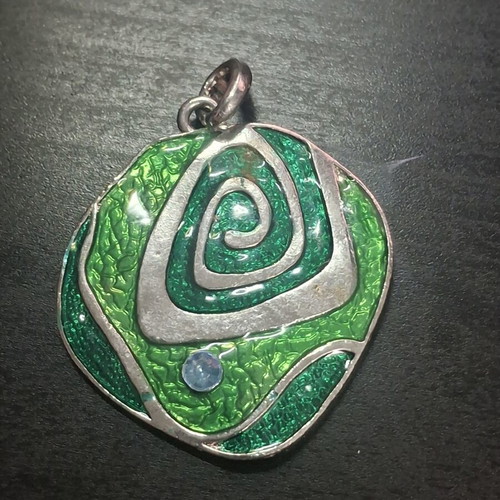 Pendant in green and silver colors