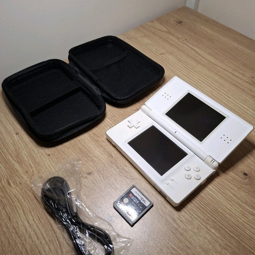 Nintendo DS Lite White like new with charger and carrying case