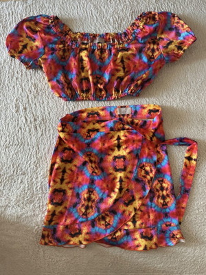 SunsetGo! Mini Wrap Skirt and Crop Top like new, multicolor