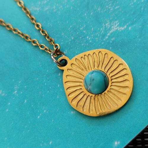 Steel necklace like new with blue mataki stone gold color