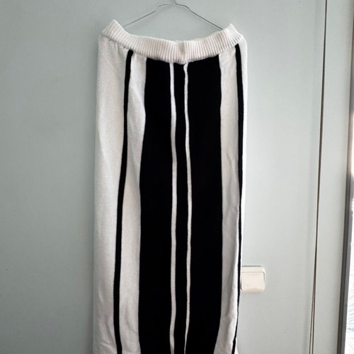 Knitted skirt, black and white