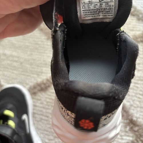 Nike kids shoes like new, comfortable with scratches