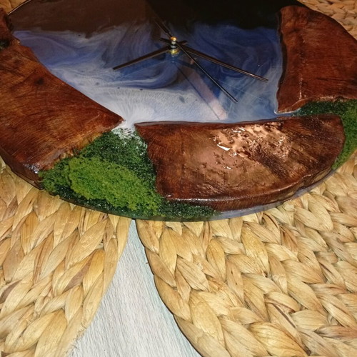 Wall clock with natural olive wood and epoxy resin made to order, 37 cm diameter