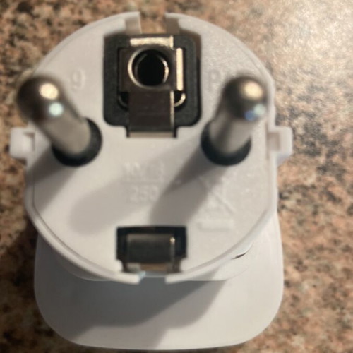 Lamtech Universal Travel Adapter with Shutter new