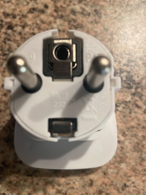 Lamtech Universal Travel Adapter with Shutter new