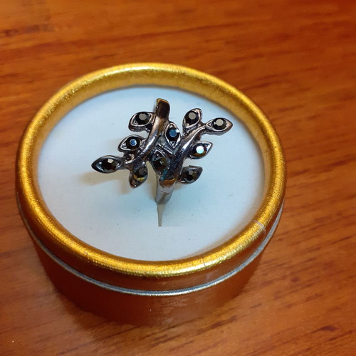 Metal ring used, faux bijoux